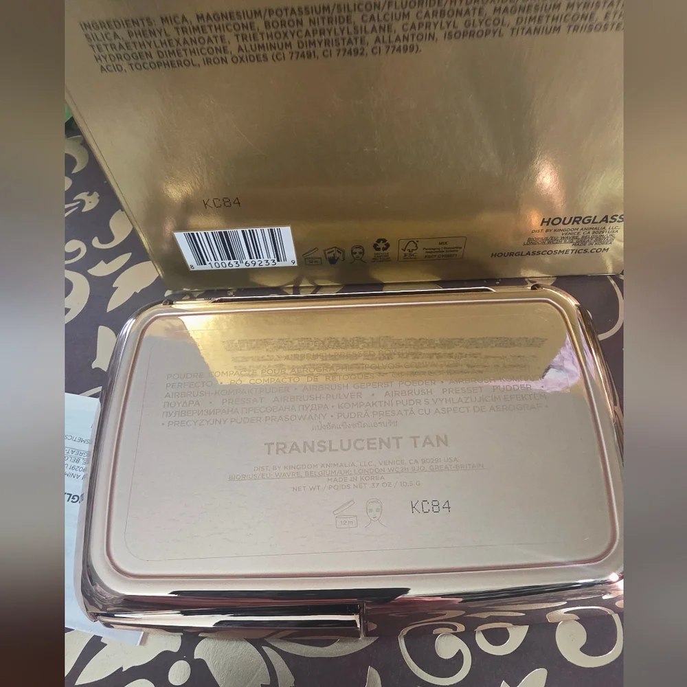 *TAN Translucent : Hourglass Vanish Airbrush pressed powder compact.